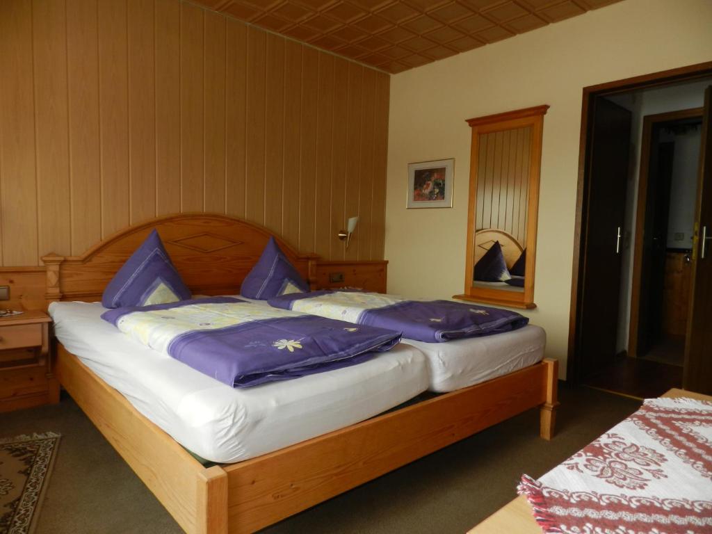 Postel nebo postele na pokoji v ubytování Hotel Dachsberger-Hof