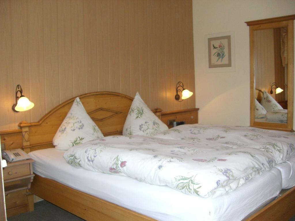 Postel nebo postele na pokoji v ubytování Hotel Dachsberger-Hof
