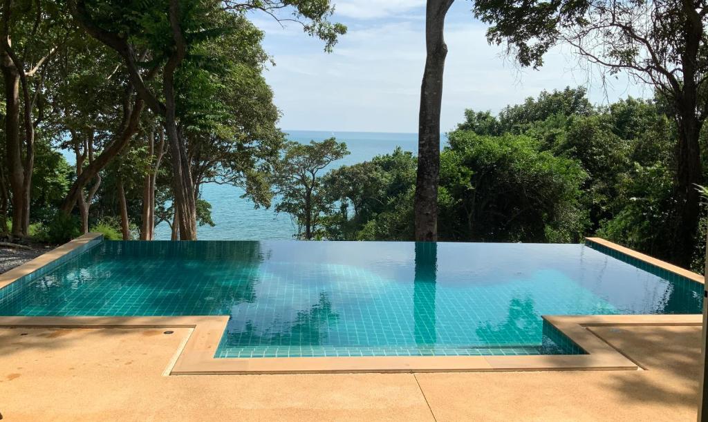 Beachfront villa in Rawai photo