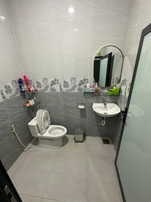 Bilik mandi di Hostel Nhà Nghỉ Bằng Lăng Tím