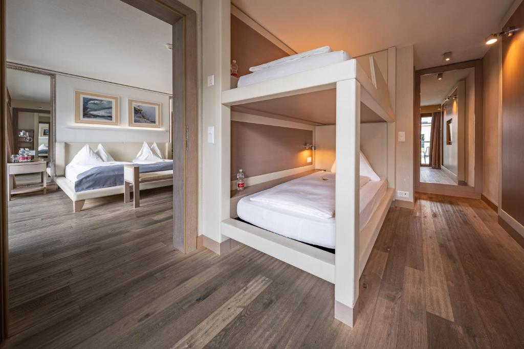 Postel nebo postele na pokoji v ubytování Hotel Piz St. Moritz