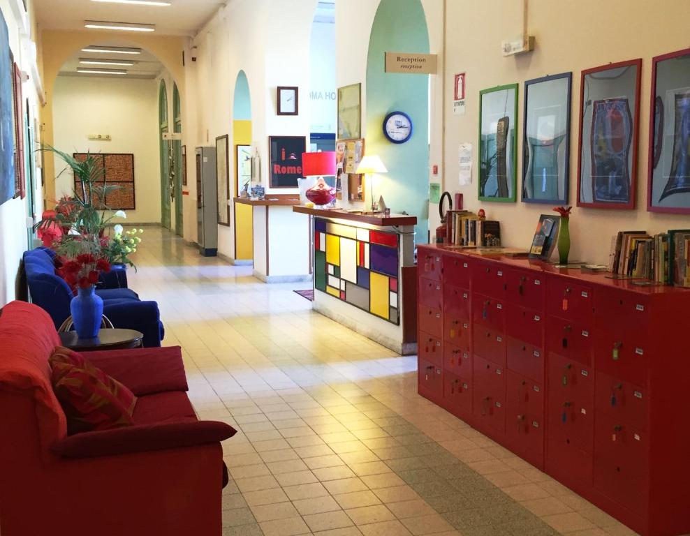 TV a/nebo společenská místnost v ubytování Litus Roma Hostel