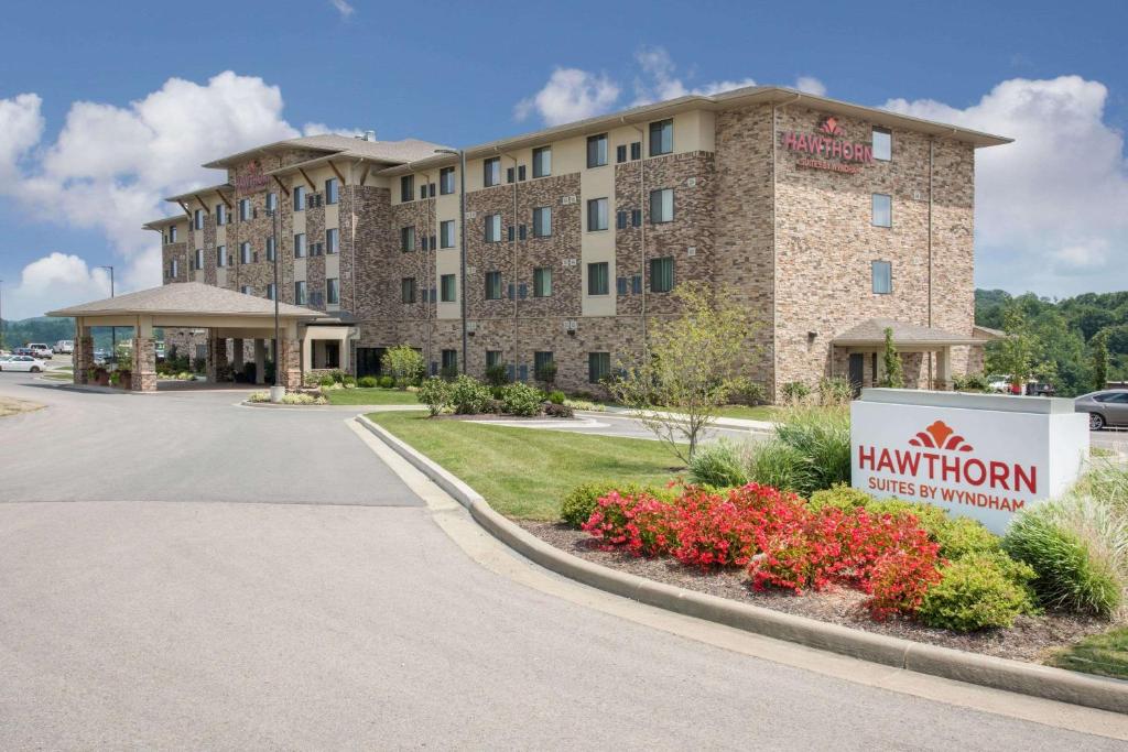 Un hotel con un cartel delante de un edificio. en Hawthorn Suites by Wyndham Bridgeport, en Bridgeport
