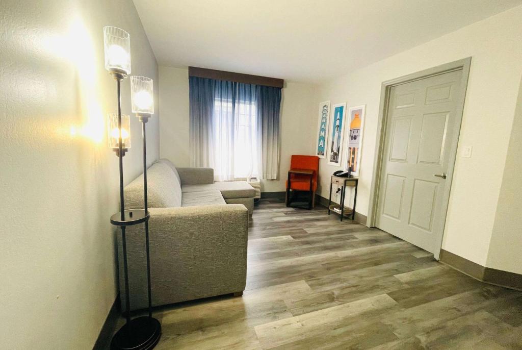 La Quinta by Wyndham Birmingham Homewood - One-Bedroom Family King Suite - Non-Smoking
