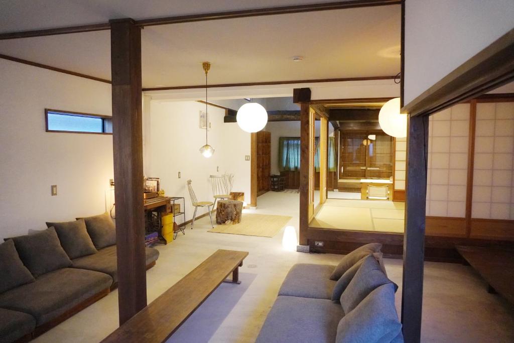 un soggiorno con un divano e un tavolo di 余韻 奈良宿 - yoinn narayado a Gojō