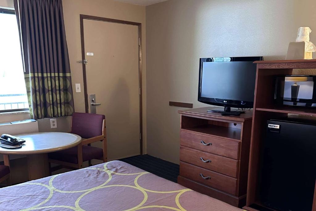 Postel nebo postele na pokoji v ubytování Super 8 by Wyndham Vancouver East