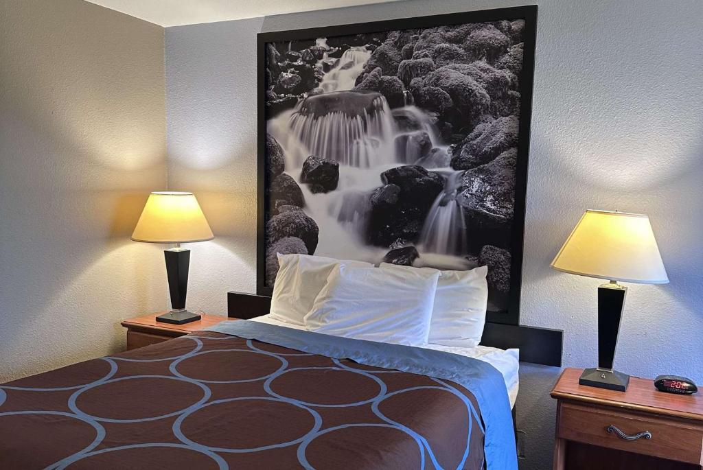 Postel nebo postele na pokoji v ubytování Super 8 by Wyndham Vancouver East