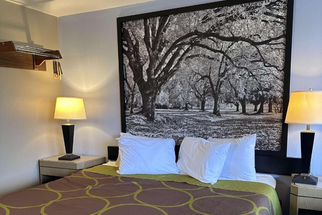 Postel nebo postele na pokoji v ubytování Super 8 by Wyndham Vancouver East