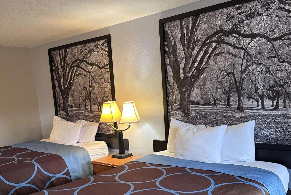 Postel nebo postele na pokoji v ubytování Super 8 by Wyndham Vancouver East