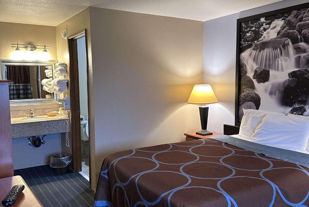 Postel nebo postele na pokoji v ubytování Super 8 by Wyndham Vancouver East
