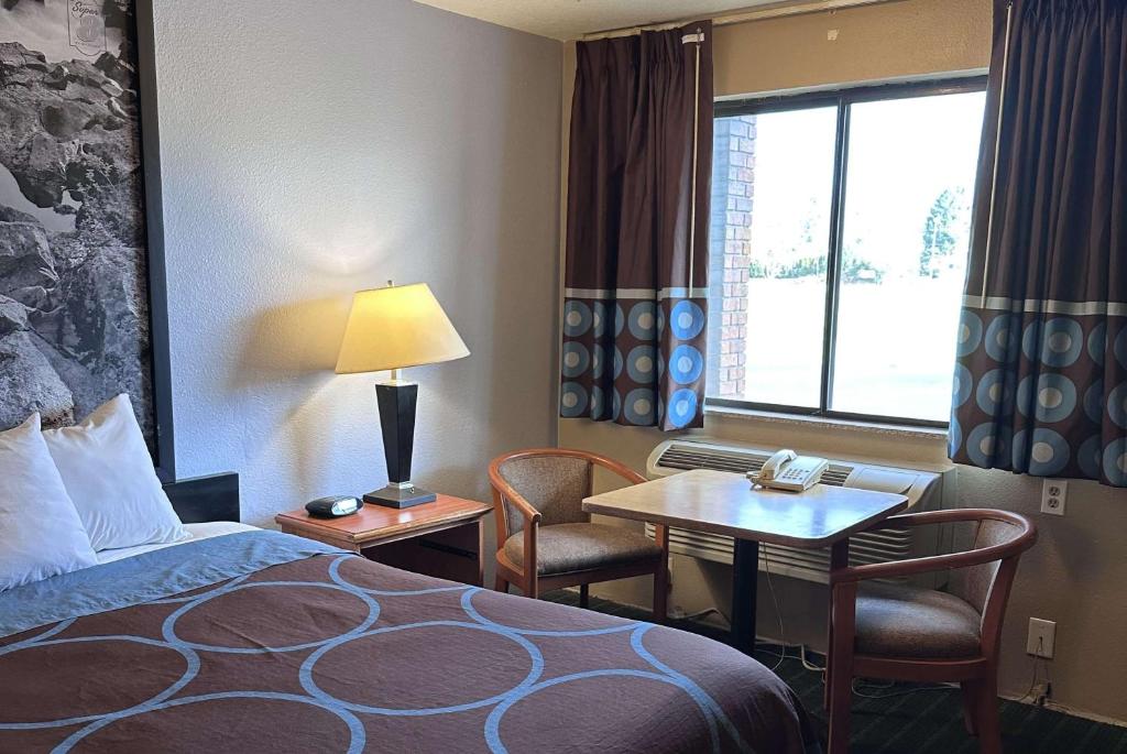 Postel nebo postele na pokoji v ubytování Super 8 by Wyndham Vancouver East