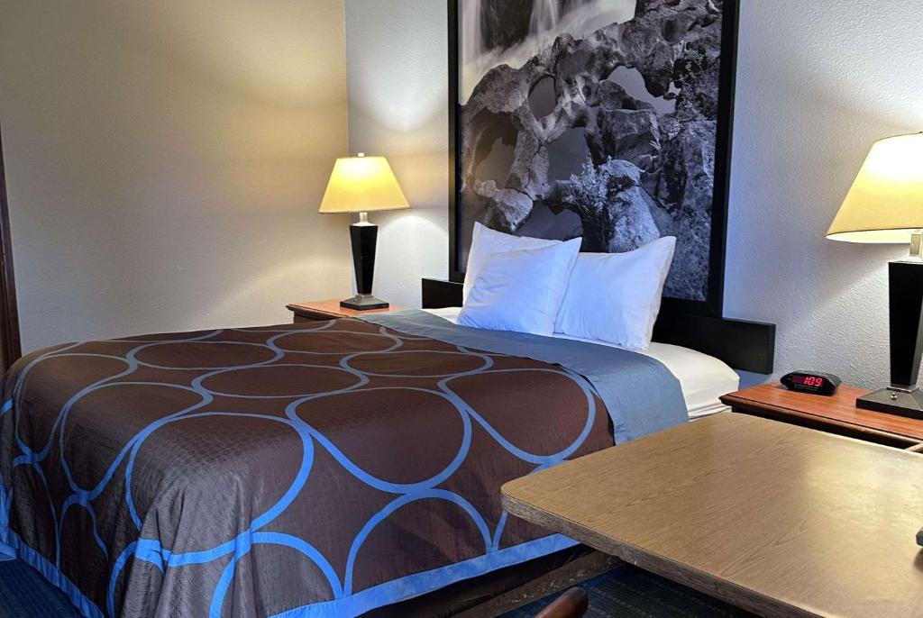 Postel nebo postele na pokoji v ubytování Super 8 by Wyndham Vancouver East