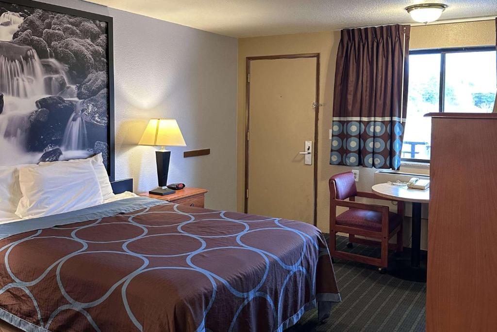 Postel nebo postele na pokoji v ubytování Super 8 by Wyndham Vancouver East