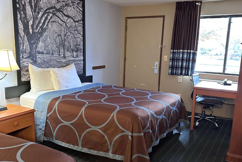 Postel nebo postele na pokoji v ubytování Super 8 by Wyndham Vancouver East