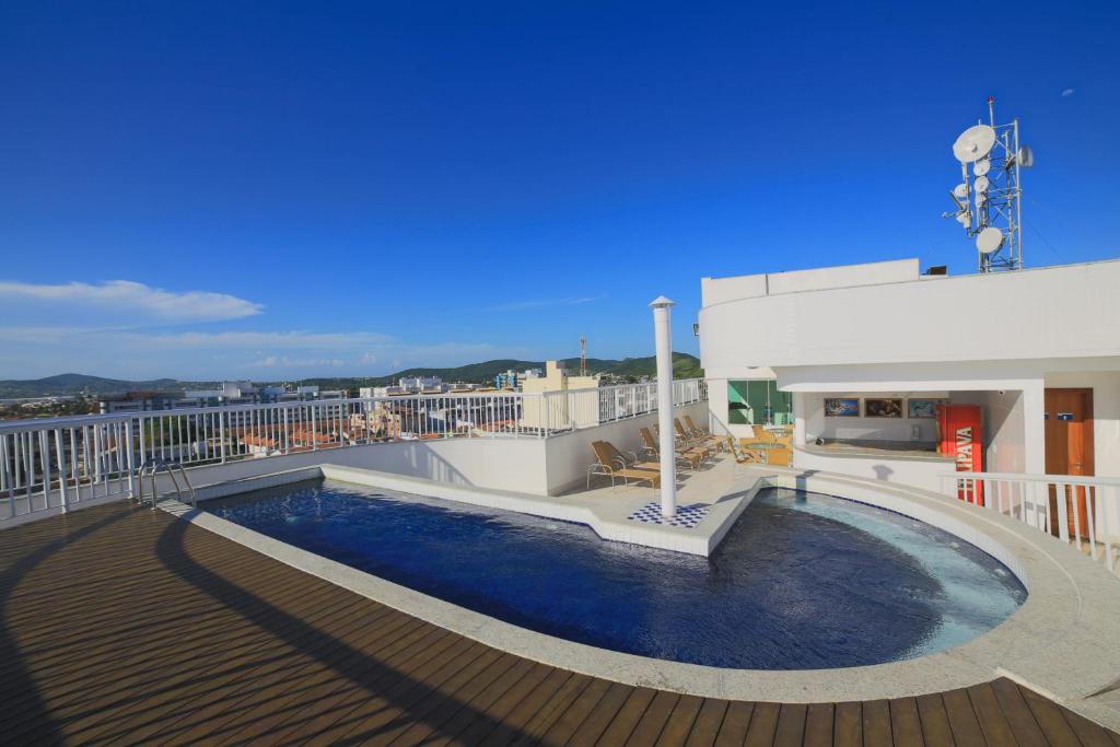 una piscina en la terraza de un crucero en Green Hotéis, en Cabo Frío