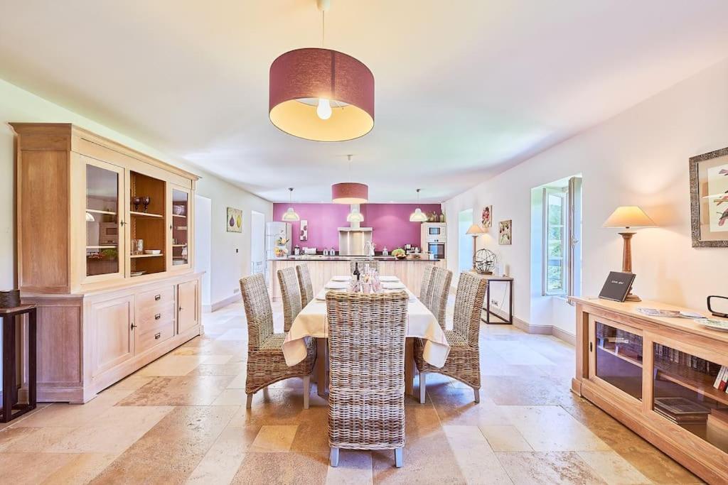 une cuisine et une salle à manger avec une table et des chaises dans l'établissement La Forge maison spacieuse 8 pers Lascaux Sarlat, à Saint-Amand-de-Coly