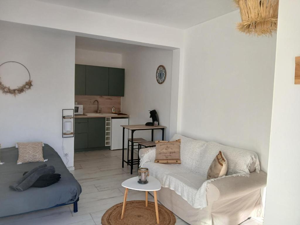 un salon avec un canapé et une table dans l'établissement Maison Basalte, au Cap d'Agde