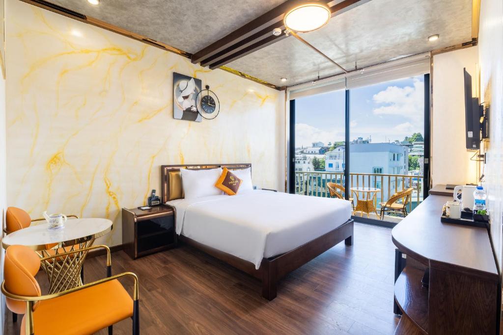 Postel nebo postele na pokoji v ubytování Phuc Hai Hotel Da Lat