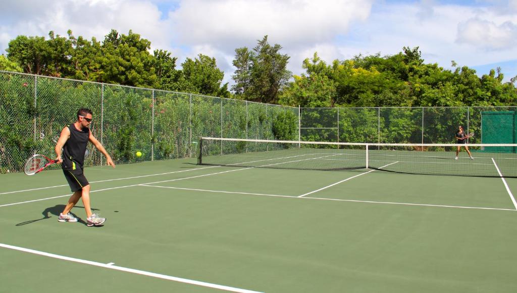Tenis a/nebo squash v ubytování Carimar Beach Club nebo okolí