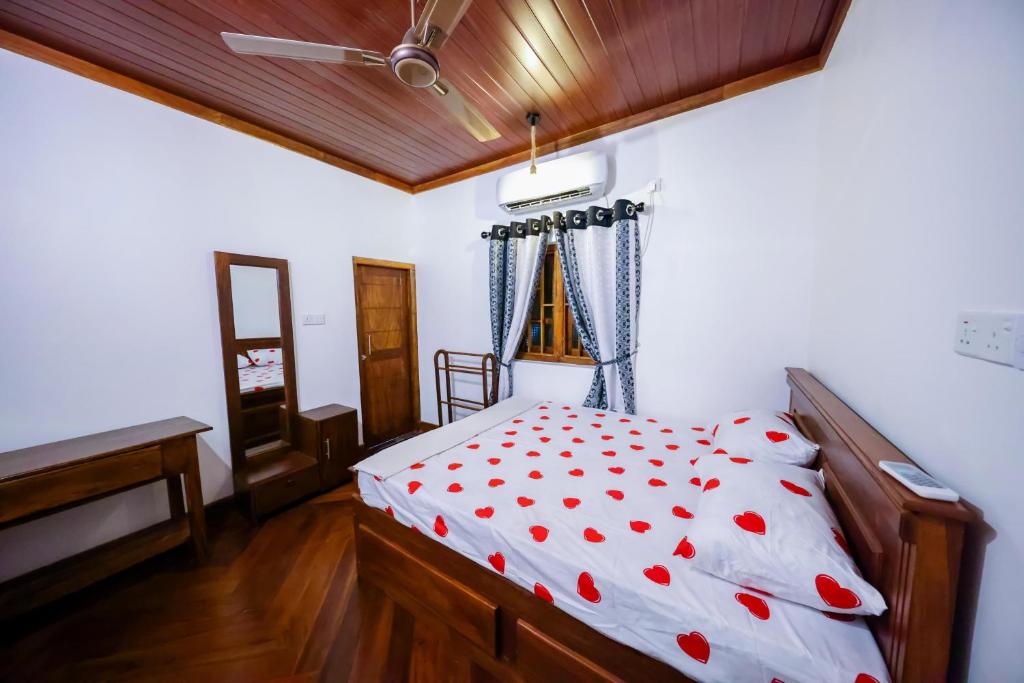 Postel nebo postele na pokoji v ubytování Inpan's beach resort Batticaloa