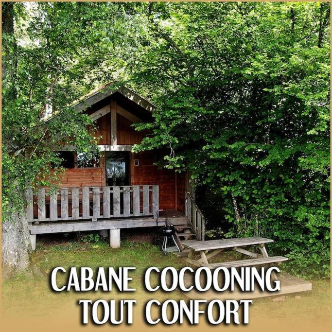 une cabine avec une table de pique-nique devant elle dans l'établissement Le Noisetier, à Mélisey