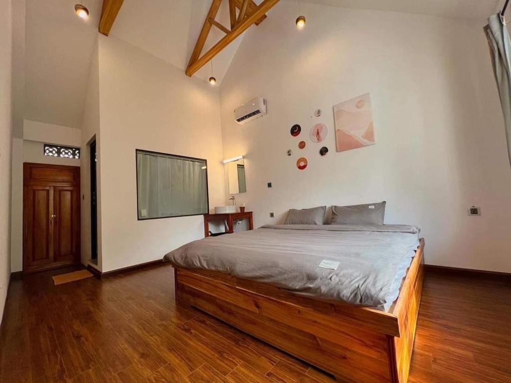 Postel nebo postele na pokoji v ubytování Xomhe villa làng cổ đường lâm