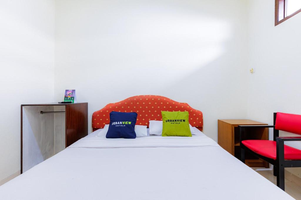 Postel nebo postele na pokoji v ubytování Urbanview Hotel Mitra near Grand Indonesia