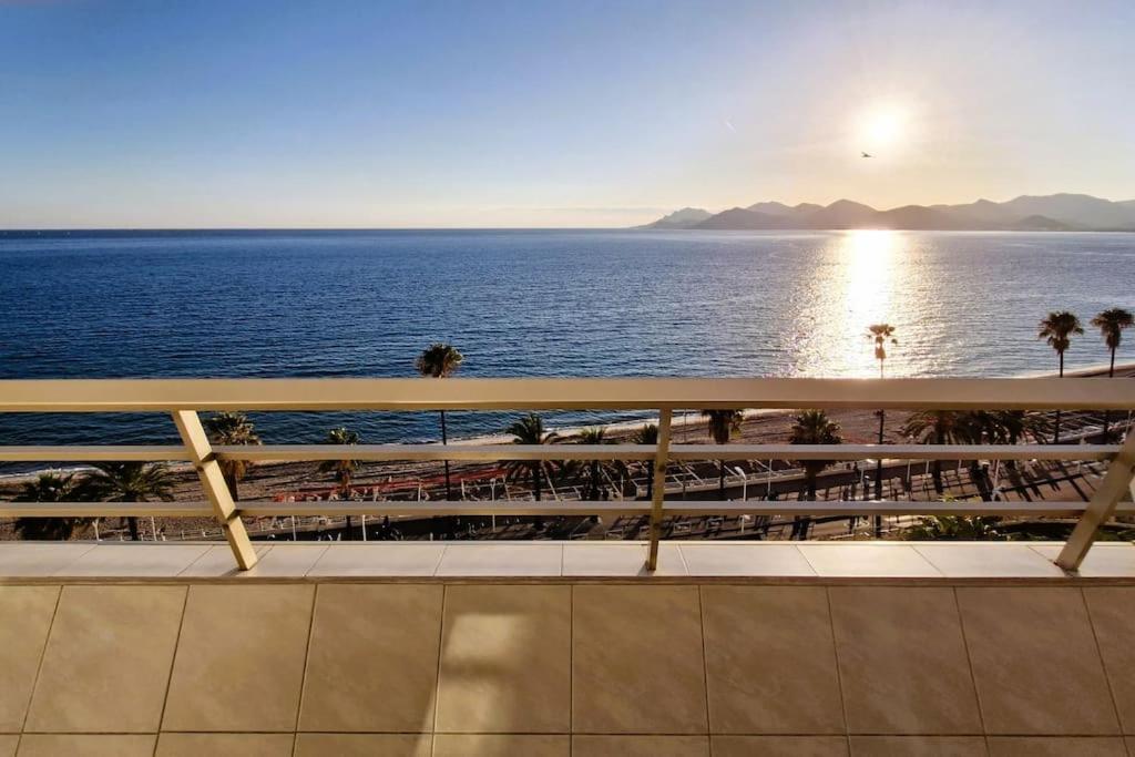 une vue sur l'océan depuis un balcon dans l'établissement Cannes SEASIDE BEACHFRONT bord de mer, à Cannes