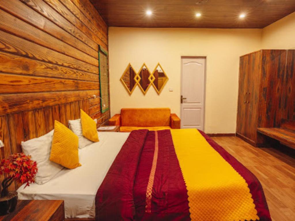 Postel nebo postele na pokoji v ubytování Nirvana Mussoorie