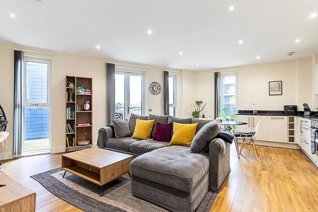 Hotel Vibrant London Canal Apartment, a living room with a couch and a table at Vibrant London Canal Apartment in London