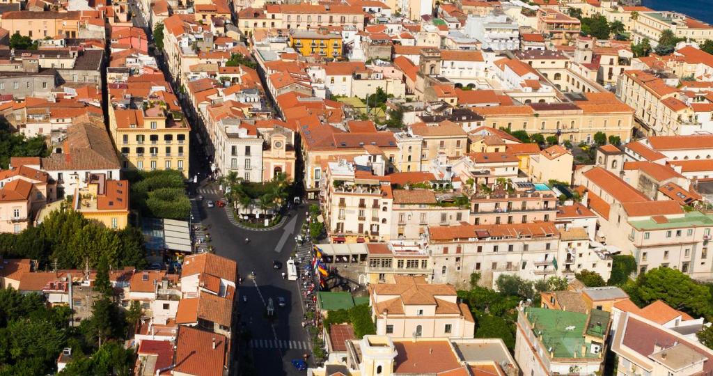 Nespecifikovaný výhled na destinaci Sorrento nebo výhled na město při pohledu z bed and breakfast