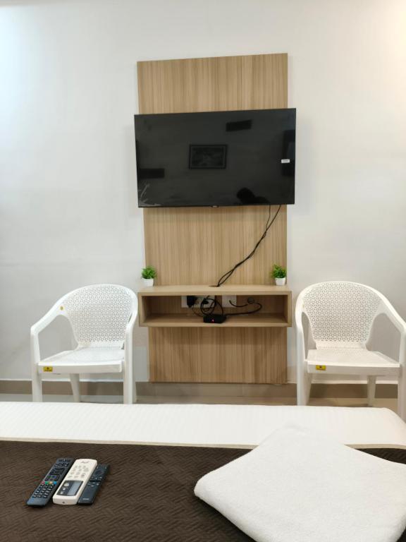 TV a/nebo společenská místnost v ubytování Hotel M S Pride