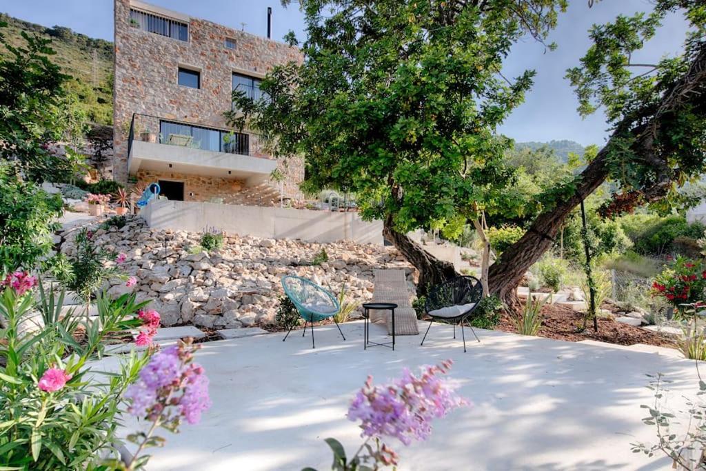 Vonkajšia záhrada v ubytovaní Pool Villa Rogac