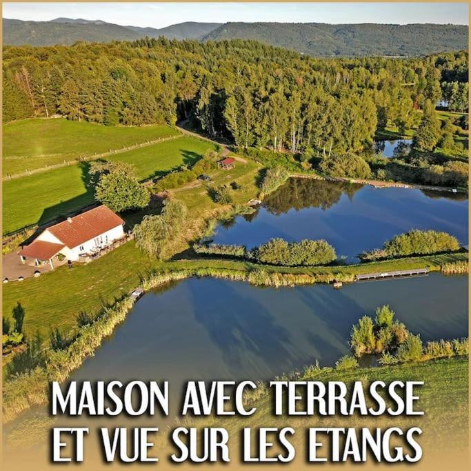 une vue aérienne d'un lac avec les mots mission acetreasures et dans l'établissement La Ferme - Maison avec terrasse, à Mélisey