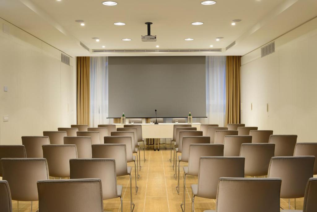 Zaplecze biznesowe lub konferencyjne w obiekcie UNA HOTELS Century Milano
