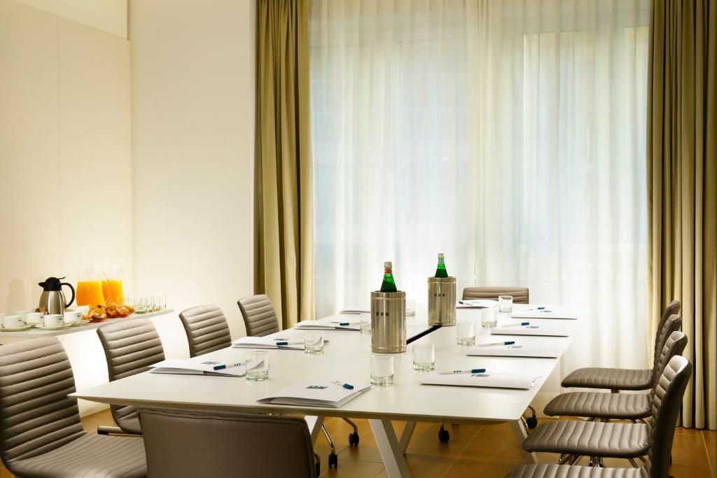 Restauracja lub miejsce do jedzenia w obiekcie UNA HOTELS Century Milano