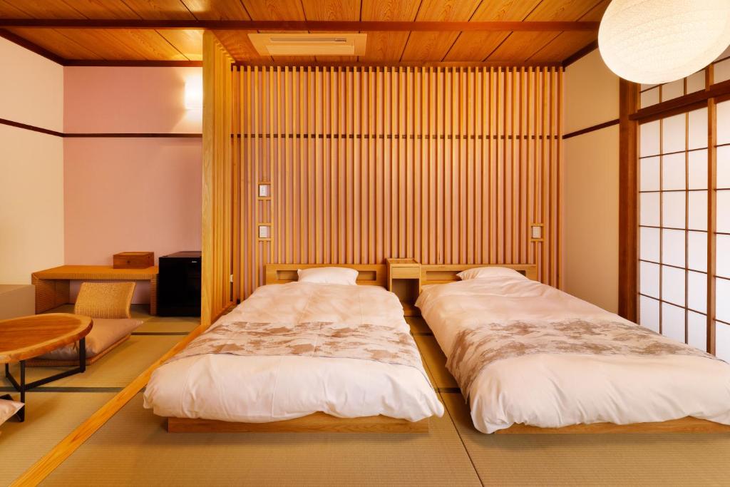 Postel nebo postele na pokoji v ubytování 阿智星降りの宿やま星 Hotel&Glamp YAMABOSHI