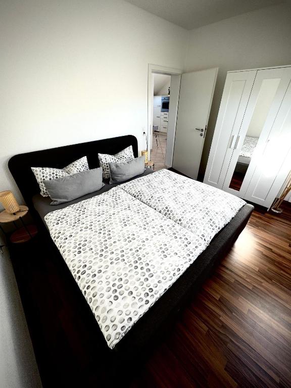 Postel nebo postele na pokoji v ubytování Ferienwohnung Blumenfeld