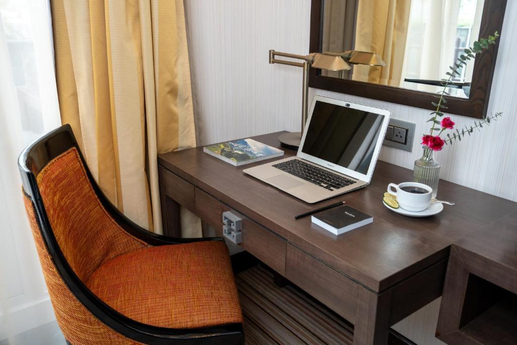 TV a/nebo společenská místnost v ubytování Silk Path Hotel Hanoi
