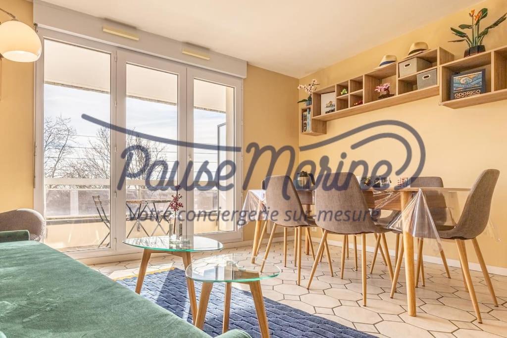 une salle à manger avec une table et des chaises dans l'établissement A proximité du centre, à Dinard
