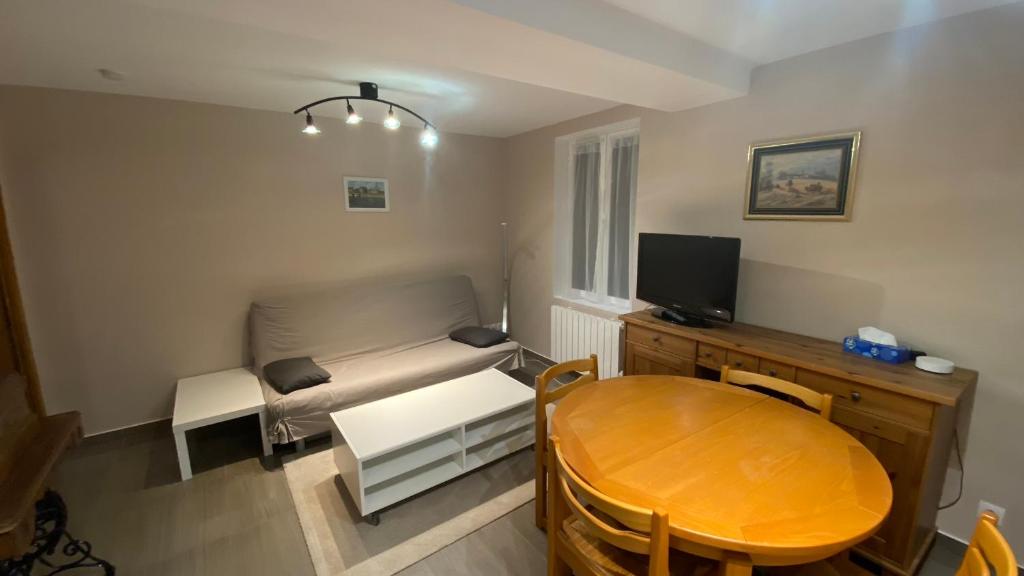 un petit salon avec une table et un canapé dans l'établissement La Belle Etoile, à Nançay