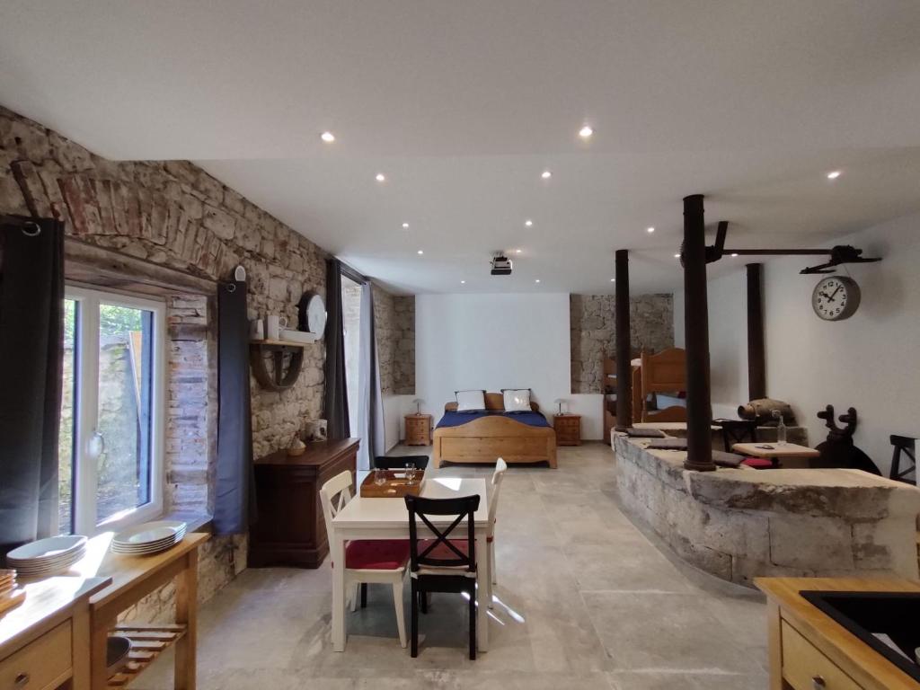 O zonă de relaxare la Gites du Longevent Appartement du Moulin Pérouges