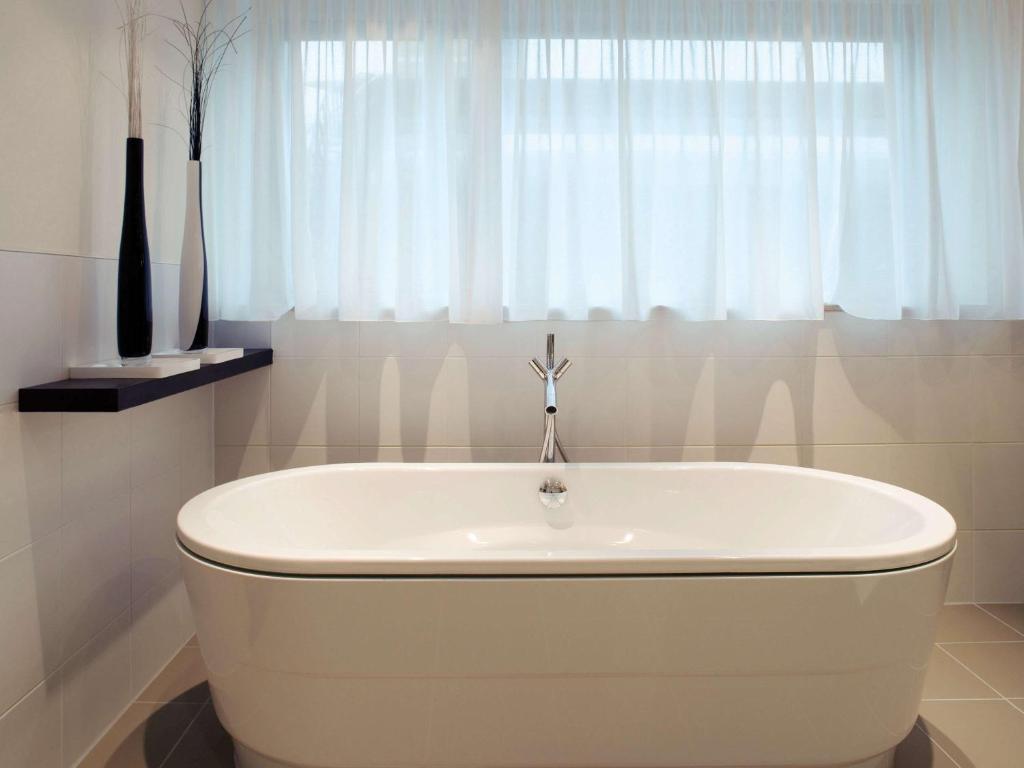 Salle de bains dans l'établissement Mövenpick Hotel Amsterdam City Centre