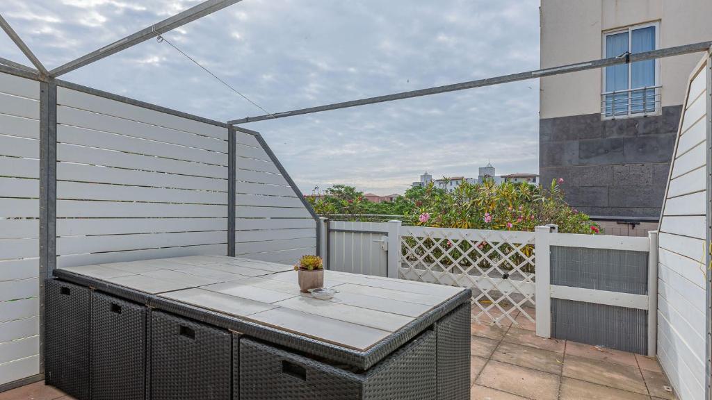 d'une terrasse avec une table sur un balcon. dans l'établissement PALME D or N 37 - 2P6C, au Cap d'Agde