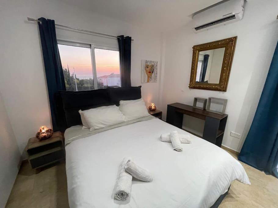 - une chambre dotée d'un lit blanc avec des chaussettes dans l'établissement Luxury Vintage Suite, à Paphos