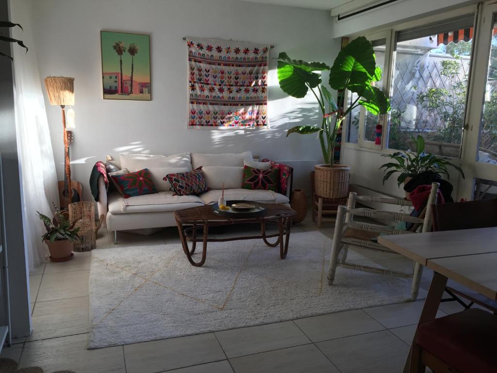 un salon avec un canapé et une table dans l'établissement Les Terrasses D'Aix, à Aix-en-Provence