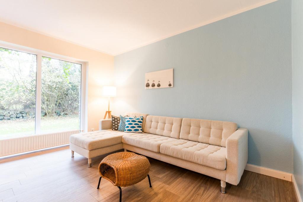 ein Wohnzimmer mit einer Couch und einem Fenster in der Unterkunft Am Hof 4 in Staberdorf