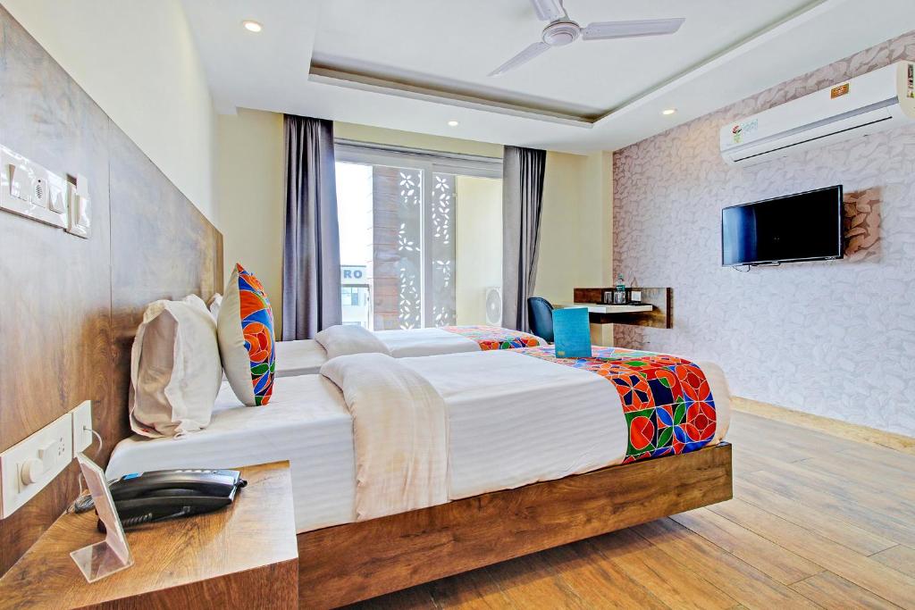 TV a/nebo společenská místnost v ubytování FabHotel Soft Petals