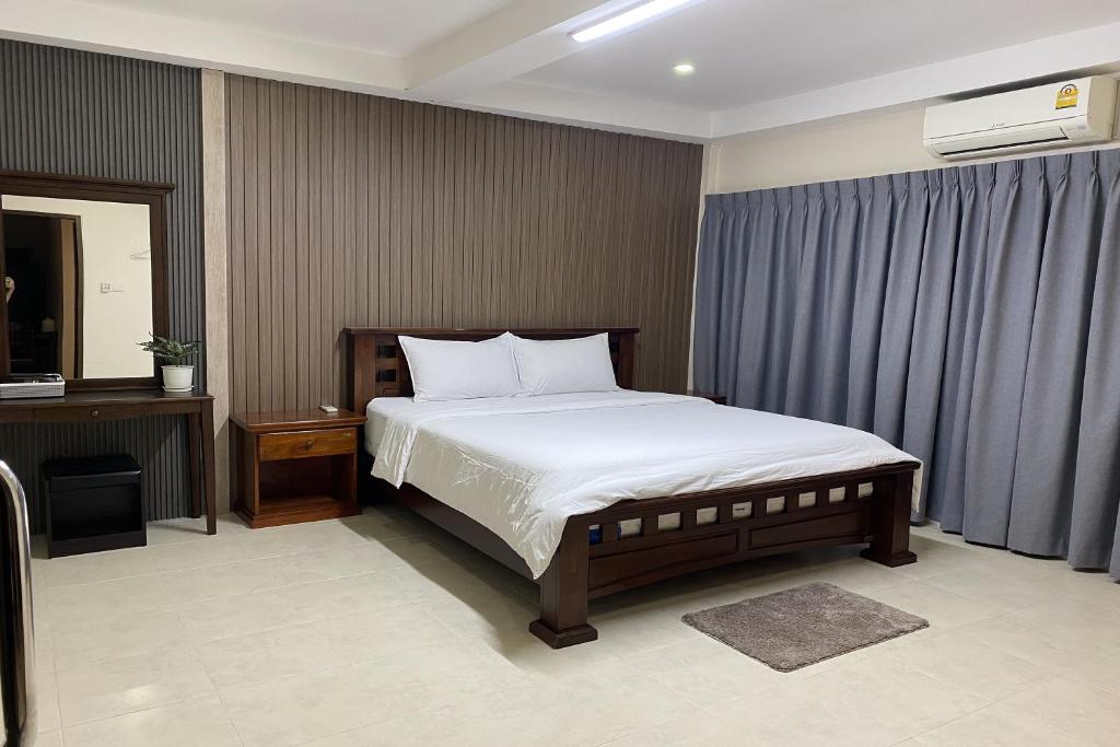 Postel nebo postele na pokoji v ubytování Sanaepatan Home Resort - เสน่ห์ป่าตาล โฮม รีสอร์ต