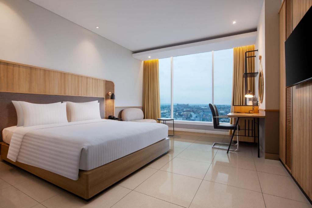 Postel nebo postele na pokoji v ubytování Hotel Santika Tasikmalaya